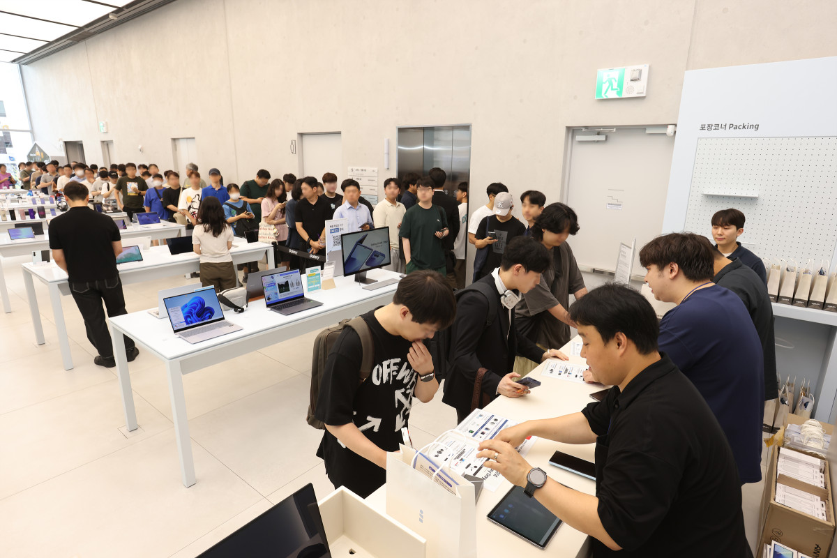 ▲'갤럭시 Z 폴드7·Z 플립7' 사전 개통을 위해 삼성 강남을 방문한 고객 대기 행렬 (사진제공=삼성전자)