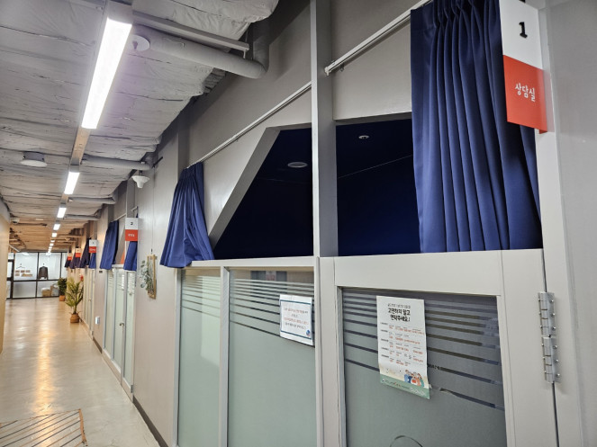 ▲서울 구로구 청년이룸 AI 모의면접실과 사무실 모습. (사진=정용욱 기자 dragon@)