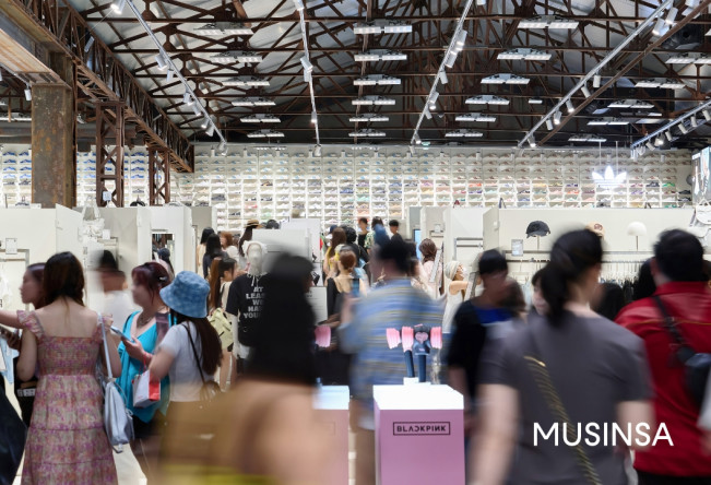 ▲무신사 스토어 성수@대림창고에서 쇼핑하고 있는 고객들의 모습이 보이고 있다. (사진제공=무신사)