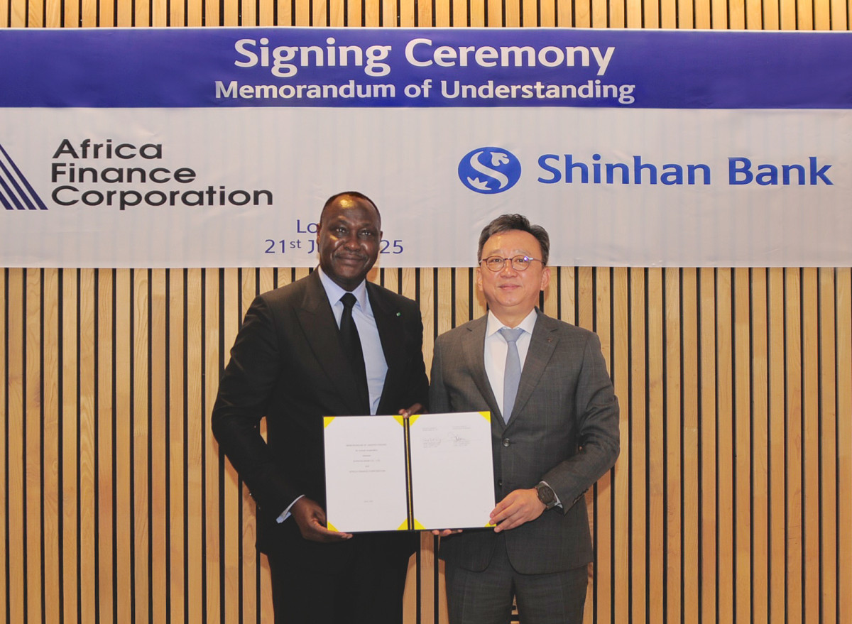 ▲정상혁 신한은행장(오른쪽)이 사마일라 달핫 주바이루 아프리카금융공사 대표와 지난21일(현지시간) 영국 런던 소재 8비숍스게이트 빌딩에서 아프리카금융공사와 업무협약을 체결하고 기념촬영을 하고 있다. (사진제공=신한은행)