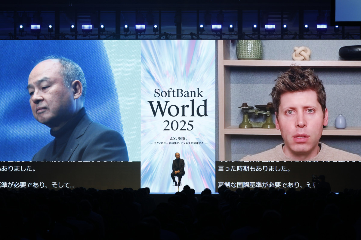 ▲16일 손정의 소프트뱅크 회장과 샘 알트만 OpenAI 최고경영자(CEO)가 일본 도쿄에서 열린 '소프트뱅크 월드 2025' 행사에서 화상 회의를 진행하는 모습..jpg (EPA연합뉴스)