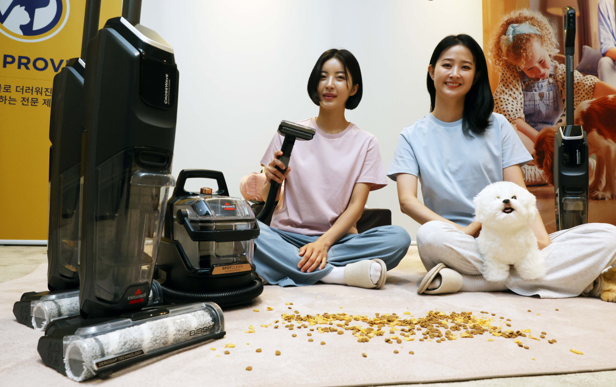 ▲반려동물 맞춤 홈클리닝 브랜드 비쎌(BISSELL)이 22일 서울 중구 더플라자호텔에서 습식청소기, 스팀 물걸레 청소기, 진공청소와 물청소가 동시에 가능한 아쿠아 청소기 등 주요 제품을 소개하고 있다. 비쎌은 이날 한국 법인 공식 출범을 통한 국내시장 본격 진출을 선언했다. 신태현 기자 holjjak@
