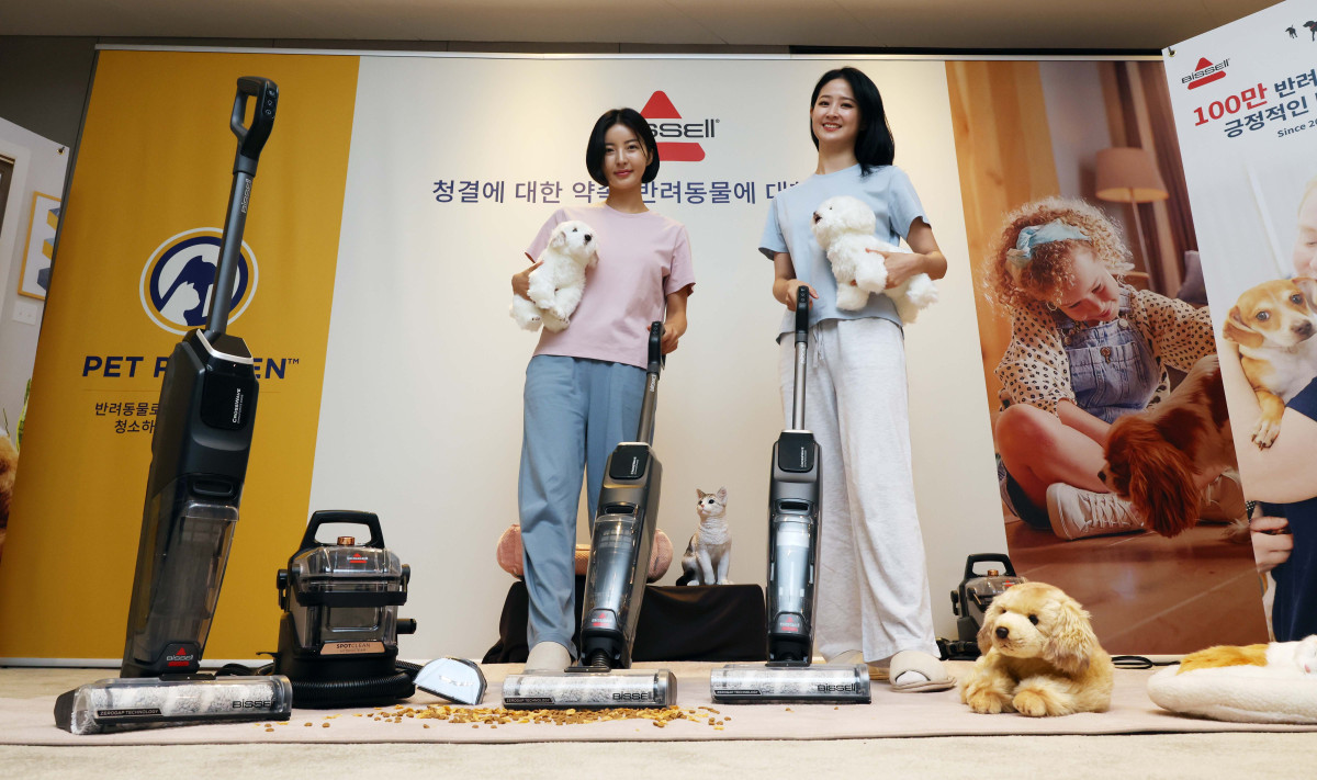▲반려동물 맞춤 홈클리닝 브랜드 비쎌(BISSELL)이 22일 서울 중구 더플라자호텔에서 습식청소기, 스팀 물걸레 청소기, 진공청소와 물청소가 동시에 가능한 아쿠아 청소기 등 주요 제품을 소개하고 있다. 비쎌은 이날 한국 법인 공식 출범을 통한 국내시장 본격 진출을 선언했다. 신태현 기자 holjjak@