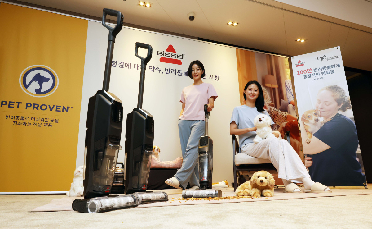 ▲반려동물 맞춤 홈클리닝 브랜드 비쎌(BISSELL)이 22일 서울 중구 더플라자호텔에서 습식청소기, 스팀 물걸레 청소기, 진공청소와 물청소가 동시에 가능한 아쿠아 청소기 등 주요 제품을 소개하고 있다. 비쎌은 이날 한국 법인 공식 출범을 통한 국내시장 본격 진출을 선언했다. 신태현 기자 holjjak@