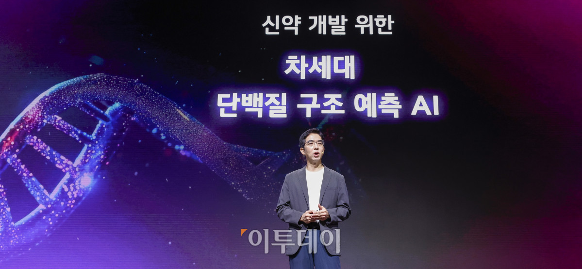 ▲이홍락 LG AI연구원 공동 연구원장 겸 최고AI과학자가 22일 서울 강서구 LG사이언스파크에서 열린 LG AI 토크 콘서트 2025에서 엑사원(EXAONE) 생태계를 소개하고 있다. 조현호 기자 hyunho@