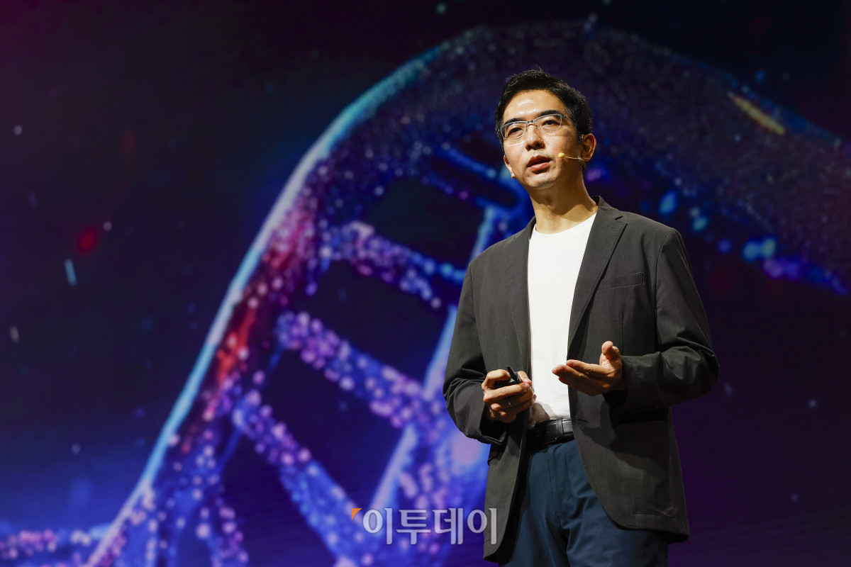 ▲이홍락 LG AI연구원 공동 연구원장 겸 최고AI과학자가 22일 서울 강서구 LG사이언스파크에서 열린 LG AI 토크 콘서트 2025에서 엑사원(EXAONE) 생태계를 소개하고 있다. 조현호 기자 hyunho@