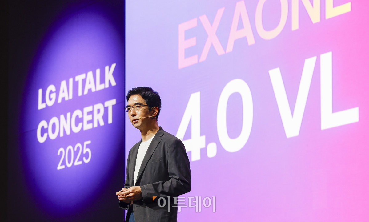 ▲이홍락 LG AI연구원 공동 연구원장 겸 최고AI과학자가 22일 서울 강서구 LG사이언스파크에서 열린 LG AI 토크 콘서트 2025에서 엑사원(EXAONE) 생태계를 소개하고 있다. 조현호 기자 hyunho@