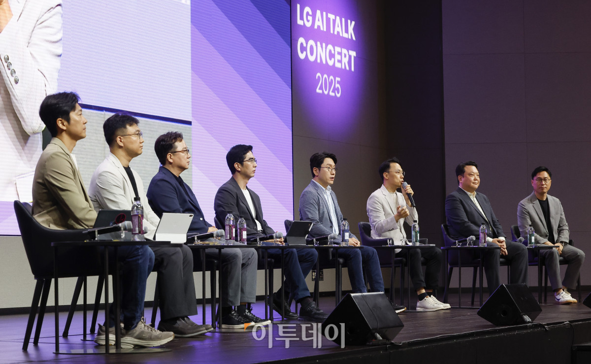 ▲LG AI연구원 임우형 공동 연구원장과 이홍락 공동 연구원장 겸 최고AI과학자 등 참석자들이 22일 서울 강서구 LG사이언스파크에서 열린 LG AI 토크 콘서트 2025에서 취재진의 취재진의 질문에 답하고 있다. 조현호 기자 hyunho@