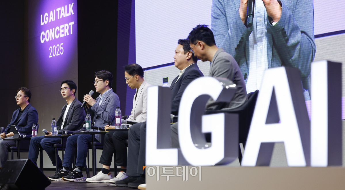 ▲LG AI연구원 임우형(오른쪽 네 번째) 공동 연구원장과 이홍락(오른쪽 다섯 번째) 공동 연구원장 겸 최고AI과학자 등 참석자들이 22일 서울 강서구 LG사이언스파크에서 열린 LG AI 토크 콘서트 2025에서 취재진의 취재진의 질문에 답하고 있다. 조현호 기자 hyunho@