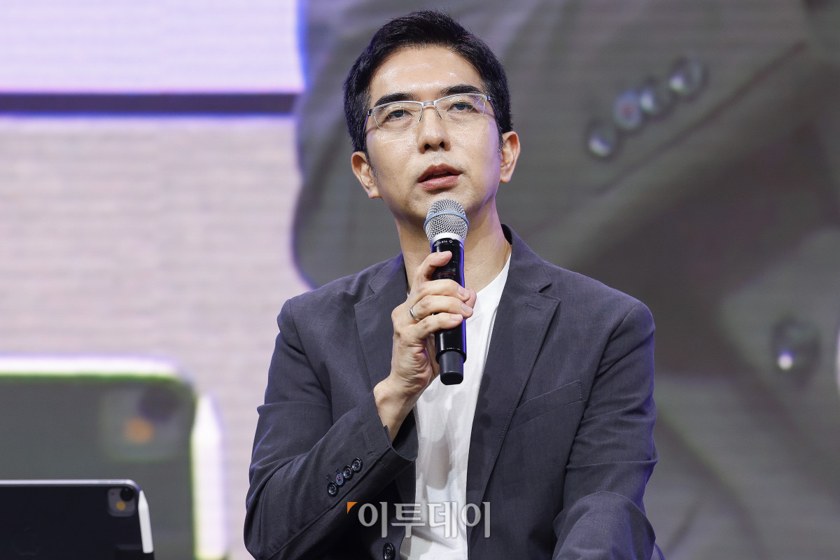 ▲이홍락 LG AI연구원 공동 연구원장 겸 최고AI과학자가 22일 서울 강서구 LG사이언스파크에서 열린 LG AI 토크 콘서트 2025에서 취재진의 질문에 답하고 있다. 조현호 기자 hyunho@