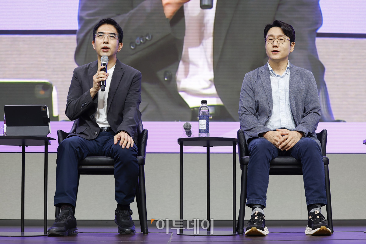 ▲LG AI연구원 임우형(오른쪽) 공동 연구원장과 이홍락 공동 연구원장 겸 최고AI과학자 등 참석자들이 22일 서울 강서구 LG사이언스파크에서 열린 LG AI 토크 콘서트 2025에서 취재진의 취재진의 질문에 답하고 있다. 조현호 기자 hyunho@