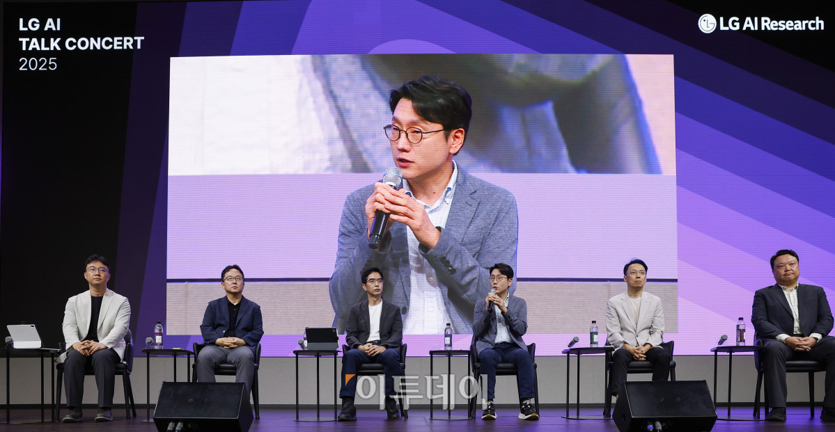▲LG AI연구원 임우형(오른쪽 세 번째) 공동 연구원장과 이홍락(오른쪽 네 번쨰) 공동 연구원장 겸 최고AI과학자 등 참석자들이 22일 서울 강서구 LG사이언스파크에서 열린 LG AI 토크 콘서트 2025에서 취재진의 취재진의 질문에 답하고 있다. 조현호 기자 hyunho@