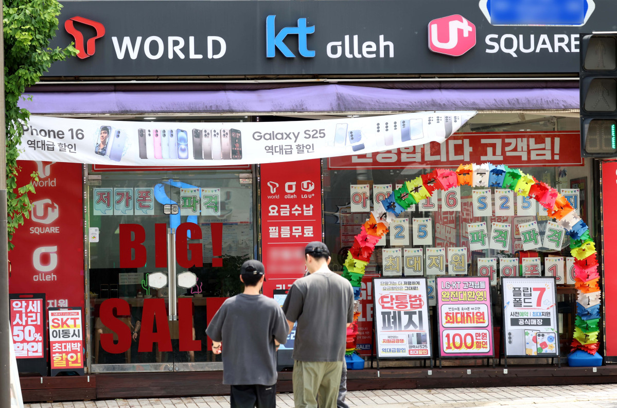 ▲2014년 도입된 이동통신단말장치 유통구조 개선에 관한 법률(단통법)이 폐지된 22일 서울의 한 휴대폰판매점에 관련 홍보물이 게시돼 있다. 이날 단통법 폐지로 이동통신 3사간 가입자 쟁탈전이 더욱 치열해질 것으로 예상된다. 신태현 기자 holjjak@