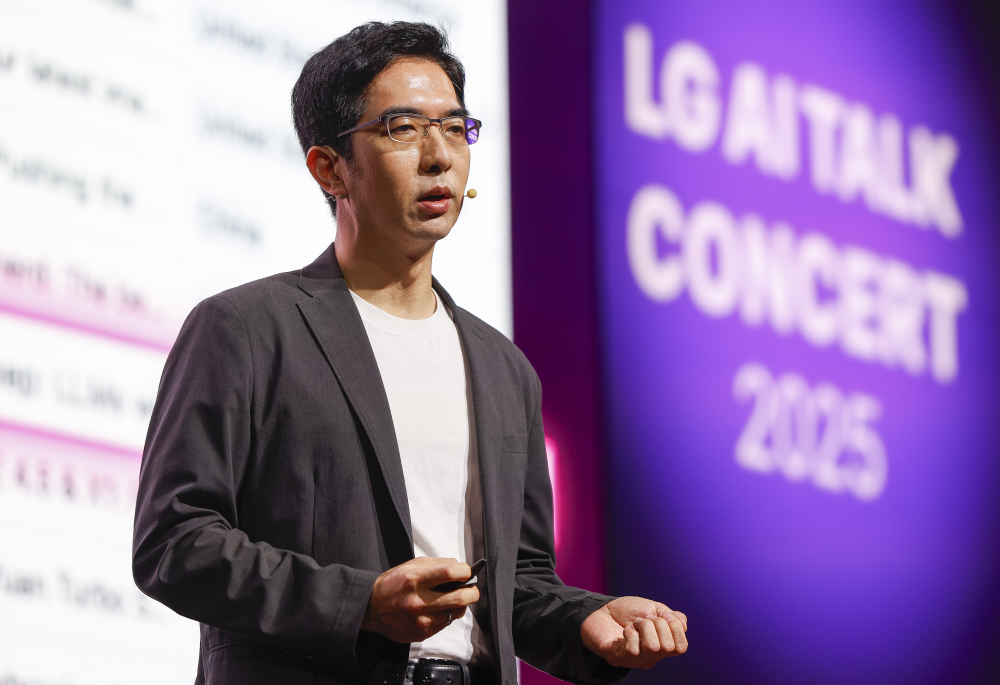 ▲이홍락 LG AI연구원 공동 연구원장 겸 최고AI과학자가 22일 서울 강서구 LG사이언스파크에서 열린 LG AI 토크 콘서트 2025에서 엑사원(EXAONE) 생태계를 소개하고 있다. 조현호 기자 hyunho@ (이투데이DB)