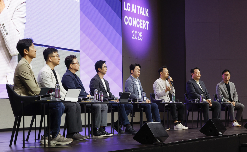 ▲LG AI연구원 임우형 공동 연구원장과 이홍락 공동 연구원장 겸 최고AI과학자 등 참석자들이 22일 서울 강서구 LG사이언스파크에서 열린 LG AI 토크 콘서트 2025에서 취재진의 취재진의 질문에 답하고 있다. 조현호 기자 hyunho@ (이투데이DB)