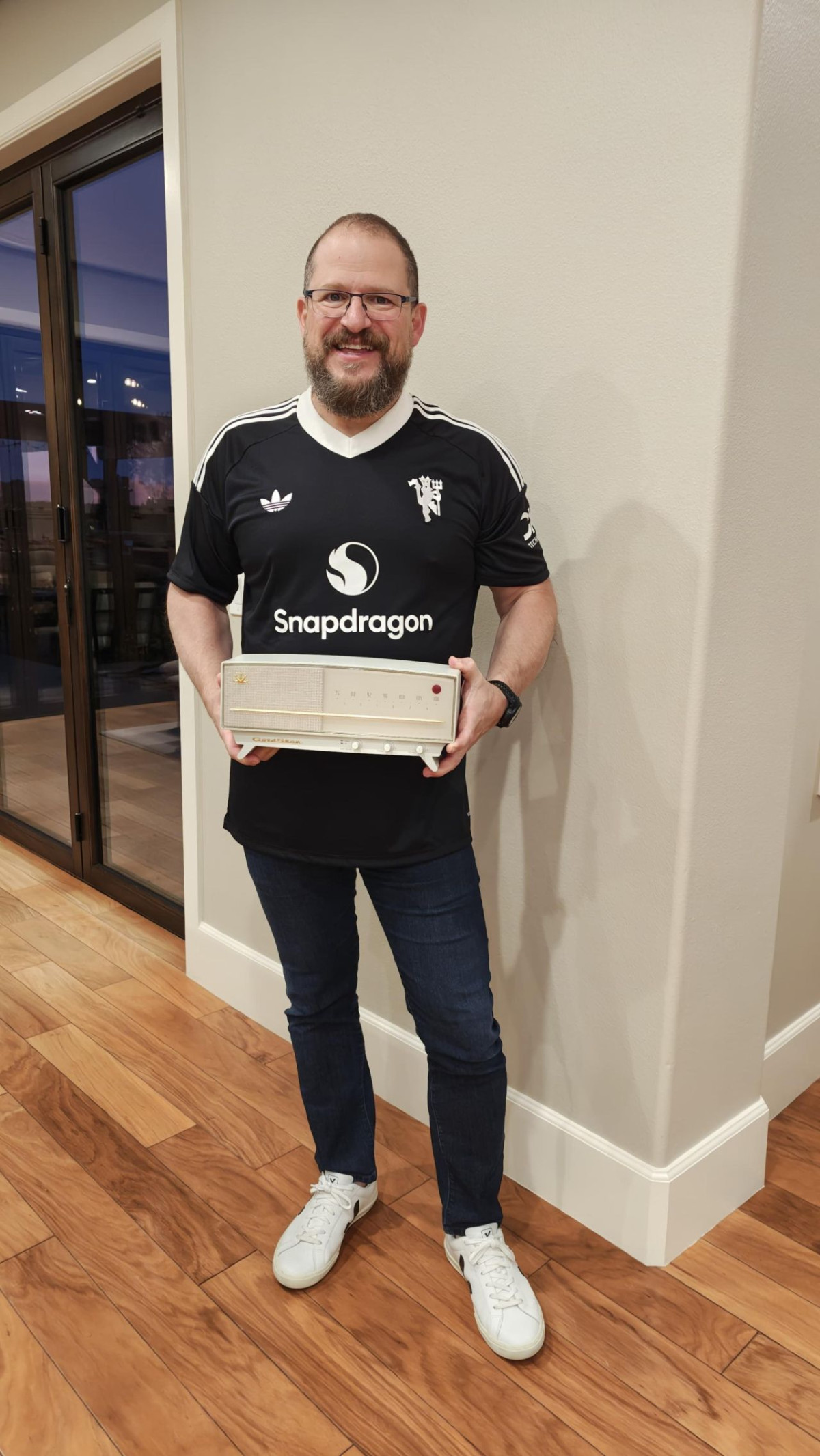 ▲크리스티아누 아몬 퀄컴 CEO는 22일 자신의 SNS에 자신의 사회관계망서비스(SNS)를 통해 "조주완 CEO께 한국 최초의 국산 라디오인 A-501의 복제품을 선물로 받았다"며 사진과 함께 게시글을 올렸다. (아몬 SNS 캡처)