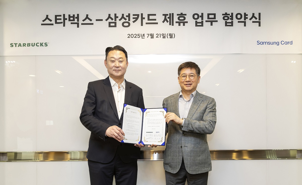 ▲삼성카드 김이태 사장(오른쪽)과 스타벅스 코리아 손정현 대표가 22일 서울 중구 삼성카드 본사에서 업무협약을 맺고 기념촬영을 하고 있다. (사진 제공=삼성카드)