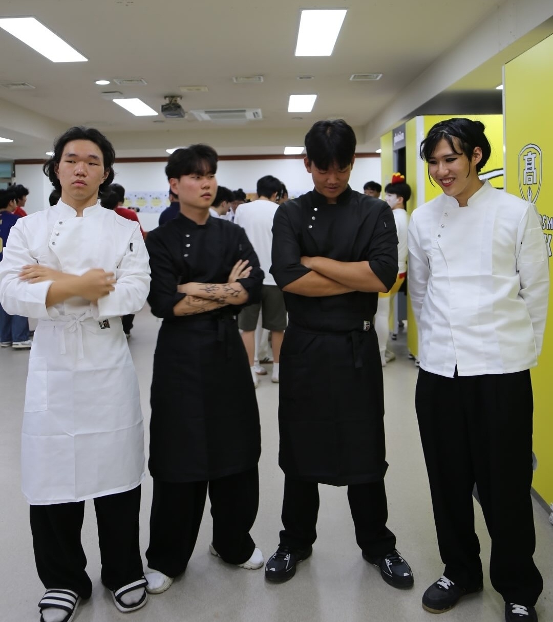 ▲의정부고 졸업사진 현장, 넷플릭스 시리즈 '흑백요리사' 출연자들을 표현하고 있다. (출처=의정부고 학생자치회 인스타그램 캡처)