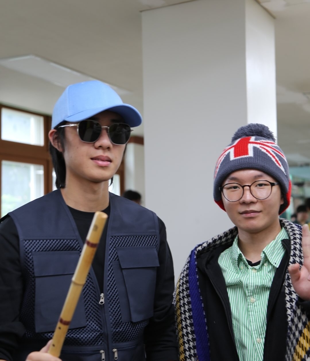 ▲의정부고 졸업사진 현장, 지하철 빌런으로 불린 '7호선 단소살인마'와 과거 유튜브에서 화제를 모았던 '공항도둑'을 표현하고 있다. (출처=의정부고 학생자치회 인스타그램 캡처)