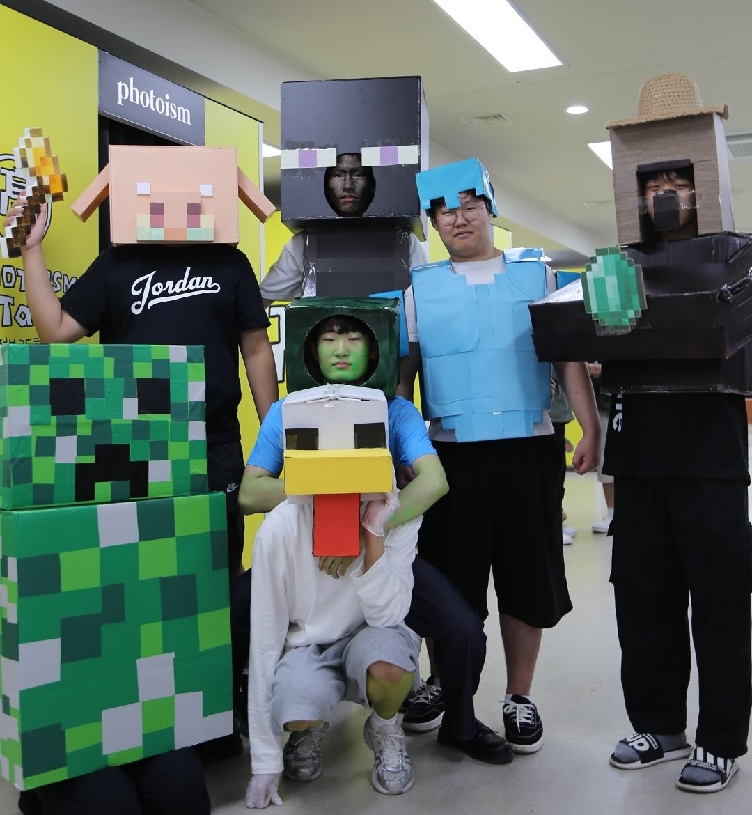 ▲의정부고 졸업사진 현장, 오픈월드 형식의 게임 '마인크래프트' 캐릭터 등을 표현하고 있다. (출처=의정부고 학생자치회 인스타그램 캡처)