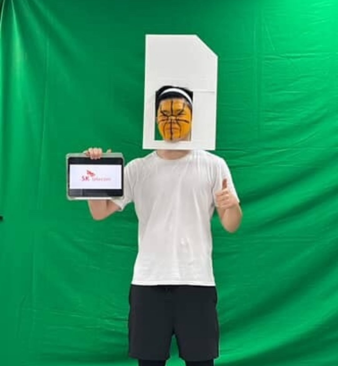 ▲의정부고 졸업사진 현장, 초유의 해킹 사태를 겪은 SK텔레콤의 유심칩 대란을 연상되도록 표현하고 있다. (출처=의정부고 학생자치회 인스타그램 캡처)