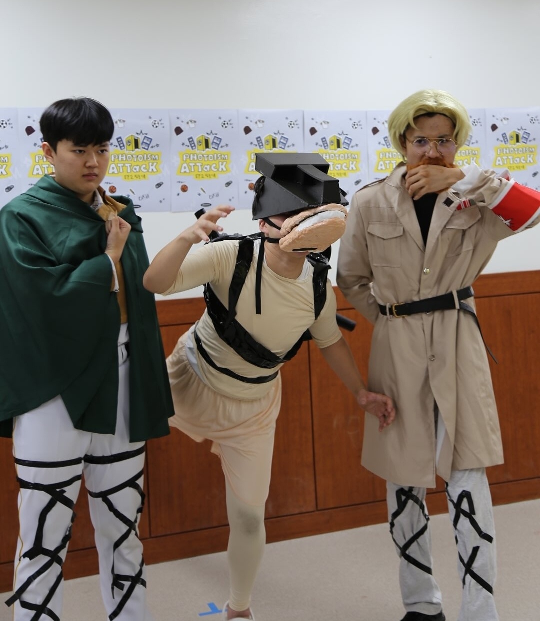 ▲의정부고 졸업사진 현장, 일본 애니메이션 '진격의 거인' 캐릭터를 표현하고 있다. (출처=의정부고 학생자치회 인스타그램 캡처)