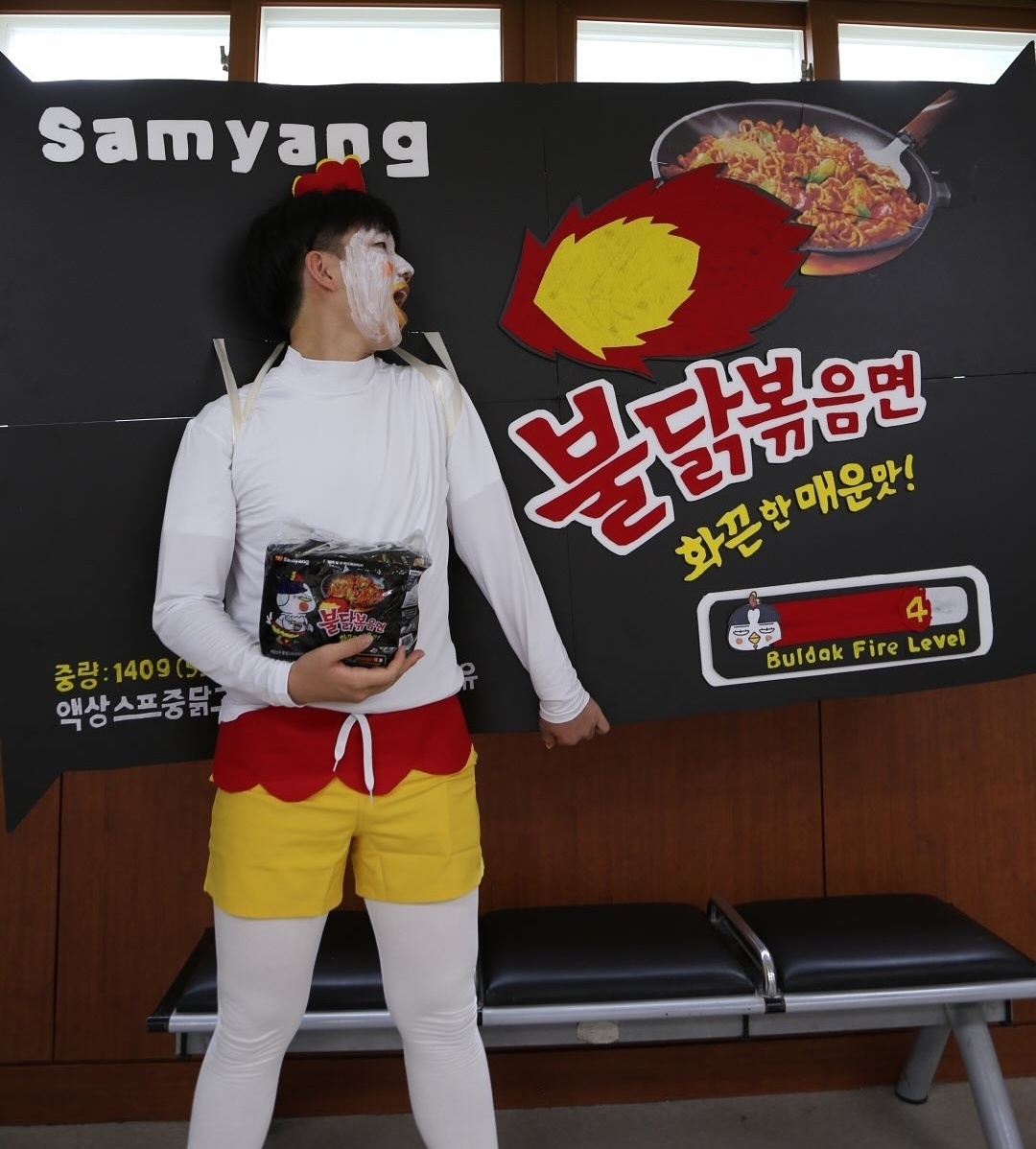 ▲의정부고 졸업사진 현장, 삼양식품의 불닭볶음면을 표현하고 있다.  (출처=의정부고 학생자치회 인스타그램 캡처)