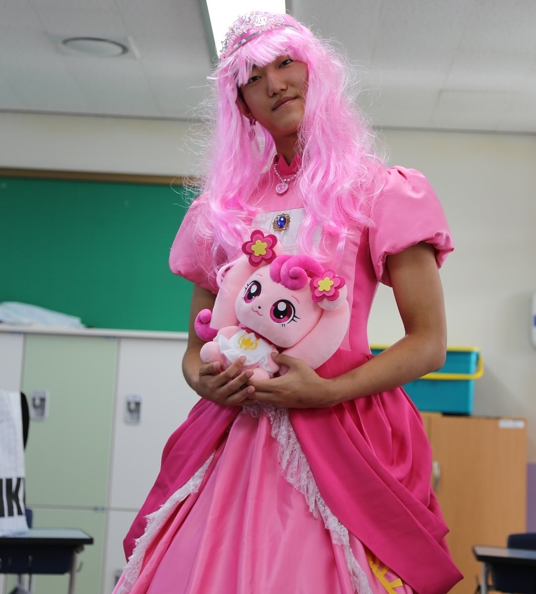 ▲의정부고 졸업사진 현장, TV애니메이션인 '슈팅스타 캐치! 티니핑' 주인공 캐릭터인 '로미'를 표현하고 있다. (출처=의정부고 학생자치회 인스타그램 캡처)