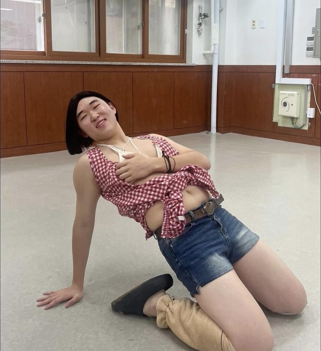 ▲의정부고 졸업사진 현장, '워터밤 여신' 권은비를 표현하고 있다.  (출처=의정부고 학생자치회 인스타그램 캡처)