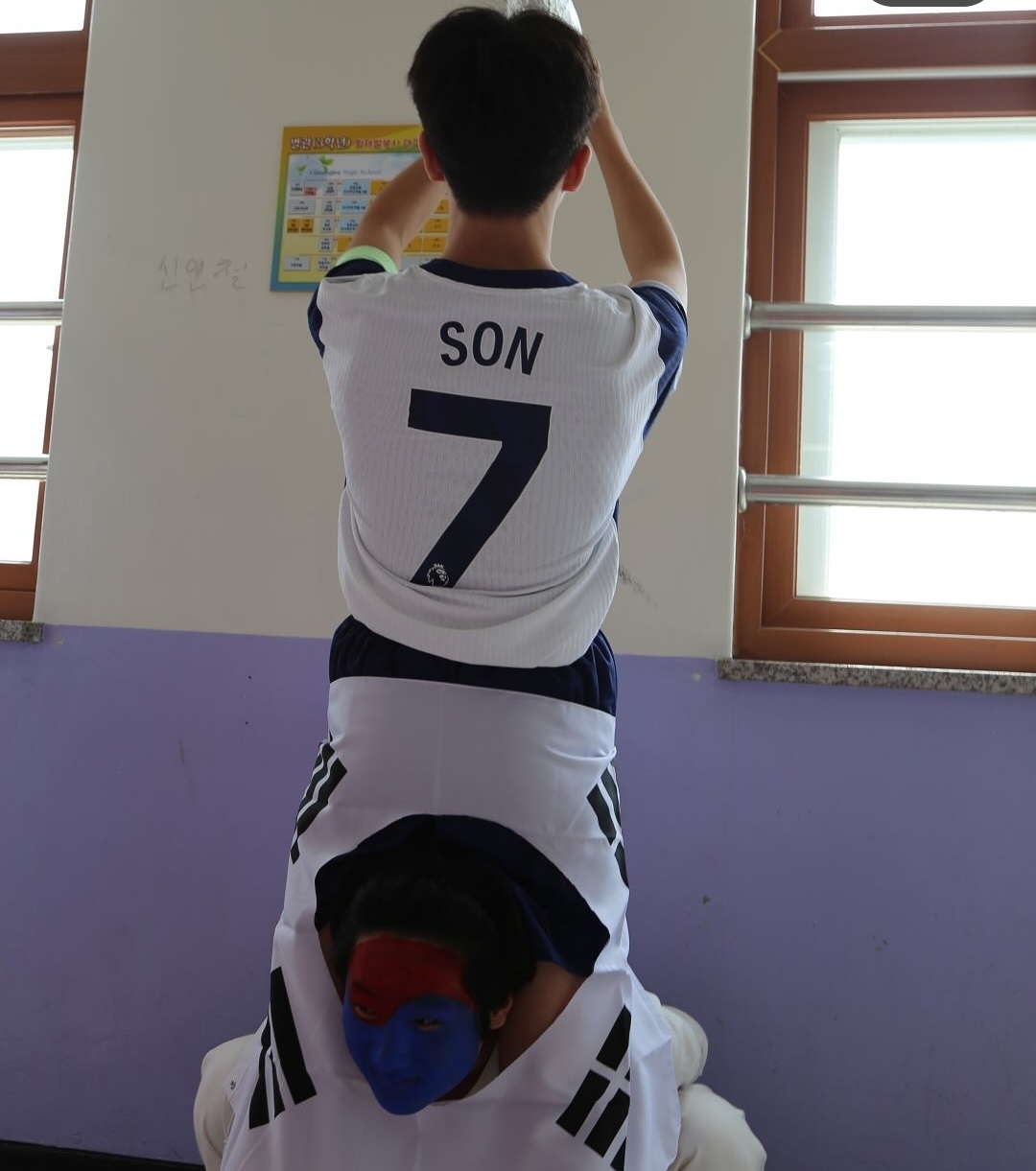 ▲의정부고 졸업사진 현장, 2024-25 유럽축구연맹(UEFA) 유로파리그(UEL) 결승전에서 우승한 뒤 트로피를 들어 올린 토트넘 홋스퍼의 손흥민을 표현하고 있다. (출처=의정부고 학생자치회 인스타그램 캡처)