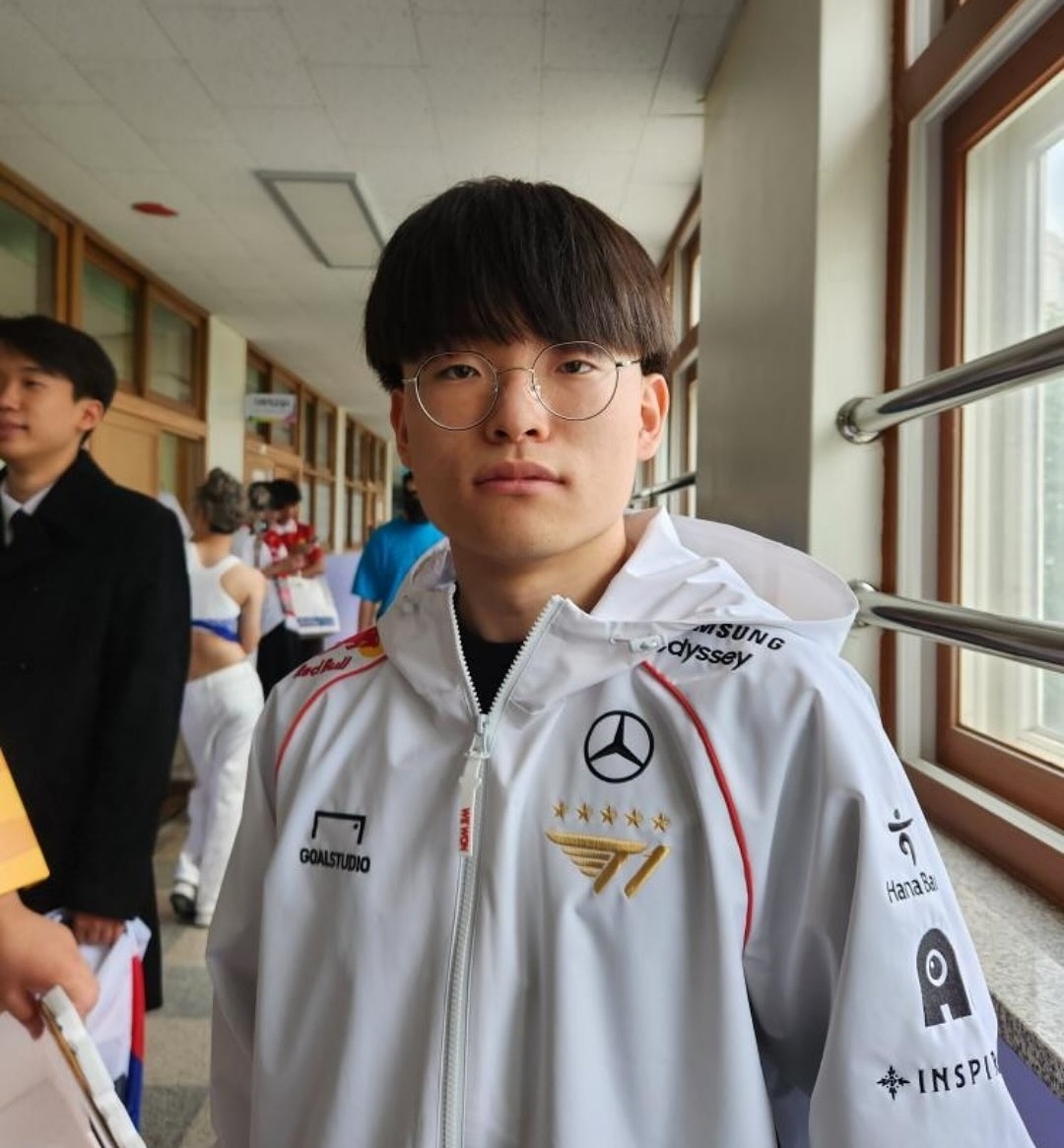 ▲의정부고 졸업사진 현장, 리그 오브 레전드 프로게이머 페이커 이상혁을 표현하고 있다. (출처=의정부고 학생자치회 인스타그램 캡처)