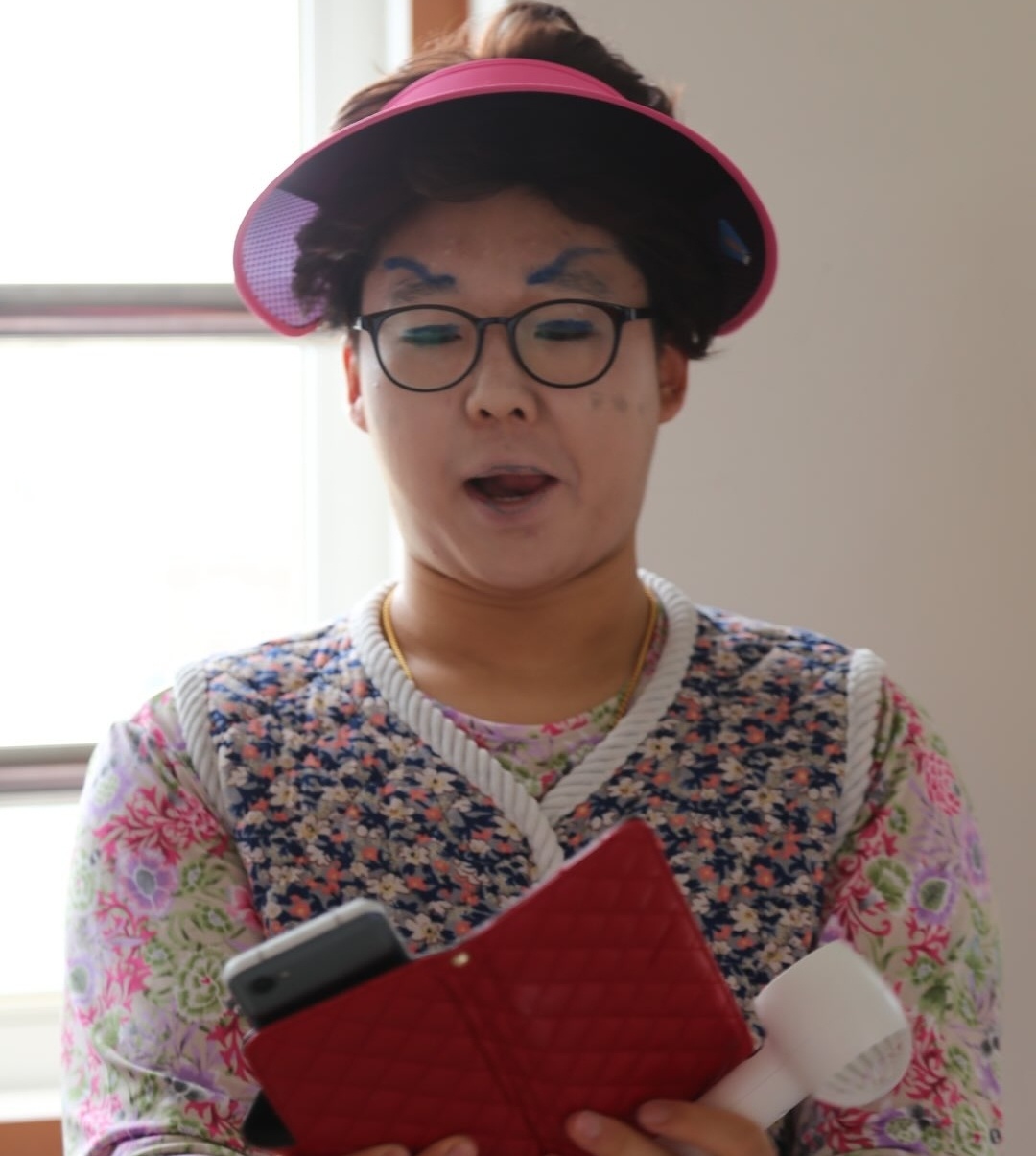 ▲의정부고 졸업사진 현장, 구독자 188만 유튜버 랄랄을 표현하고 있다. (출처=의정부고 학생자치회 인스타그램 캡처)