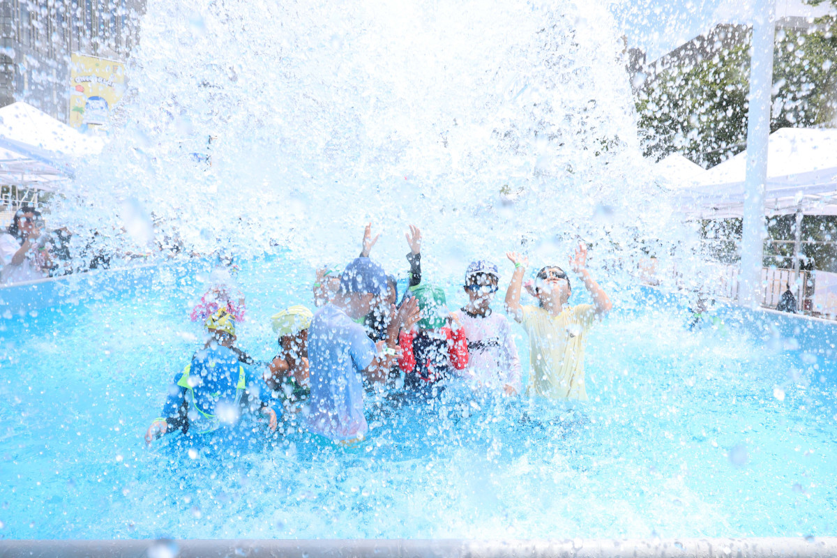 ▲절기상 가장 덥다는 대서(大暑)인 22일 서울 종로구 광화문광장에서 열린 2025 서울썸머비치를 찾은 어린이들이 물놀이를 즐기며 더위를 식히고 있다. 신태현 기자 holjjak@