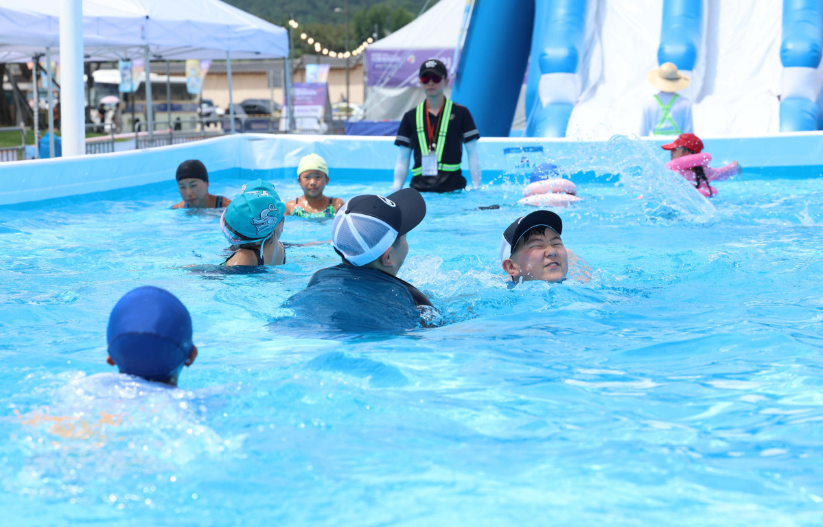 ▲절기상 가장 덥다는 대서(大暑)인 22일 서울 종로구 광화문광장에서 열린 2025 서울썸머비치를 찾은 어린이들이 물놀이를 즐기며 더위를 식히고 있다. 신태현 기자 holjjak@