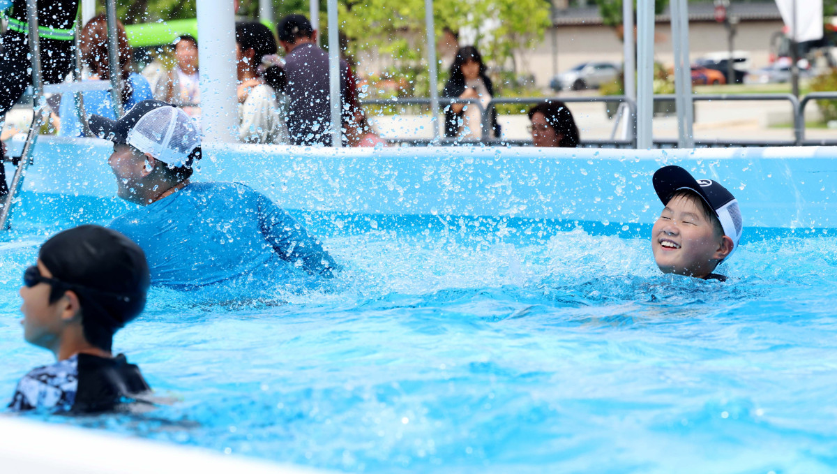 ▲절기상 가장 덥다는 대서(大暑)인 22일 서울 종로구 광화문광장에서 열린 2025 서울썸머비치를 찾은 어린이들이 물놀이를 즐기며 더위를 식히고 있다. 신태현 기자 holjjak@