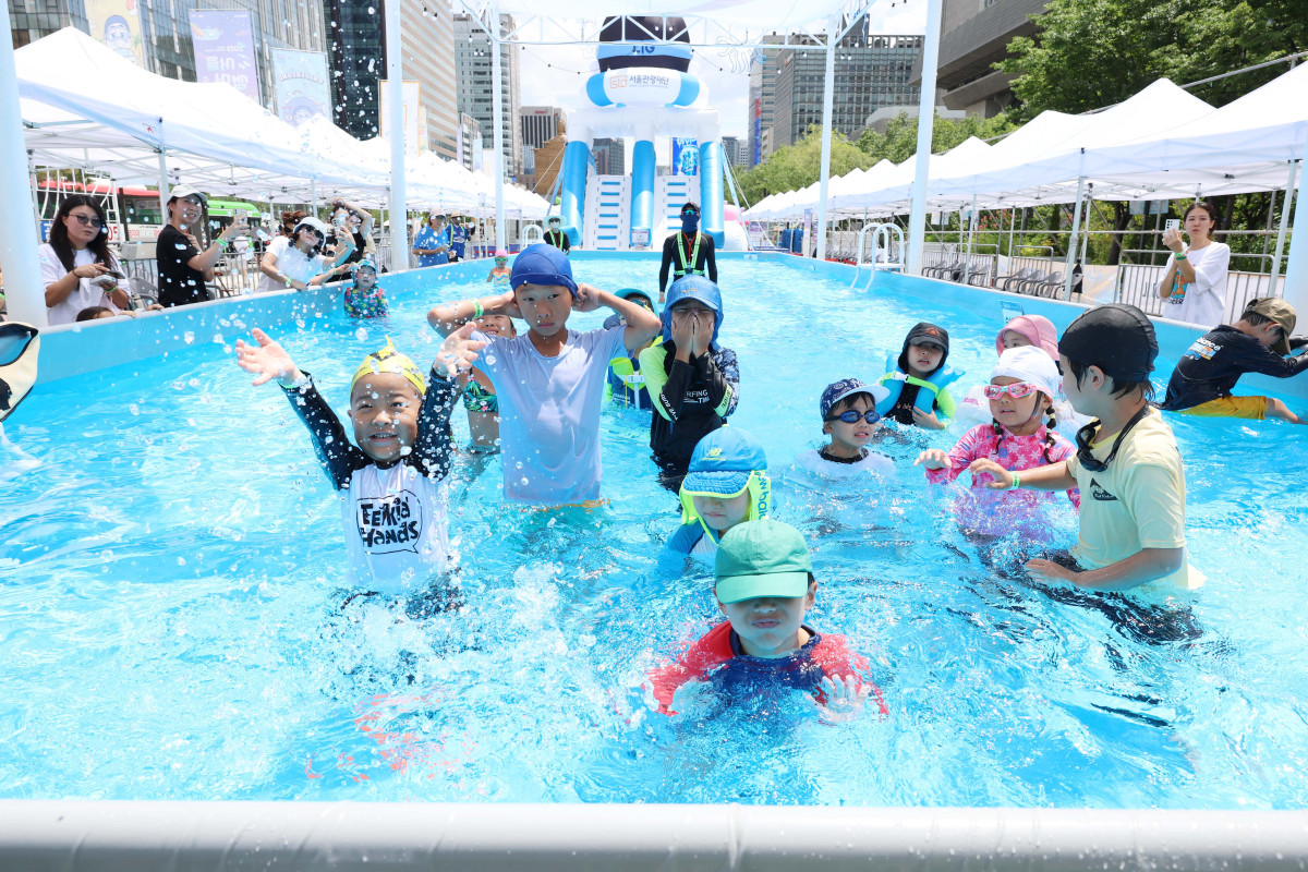 ▲절기상 가장 덥다는 대서(大暑)인 22일 서울 종로구 광화문광장에서 열린 2025 서울썸머비치를 찾은 어린이들이 물놀이를 즐기며 더위를 식히고 있다. 신태현 기자 holjjak@