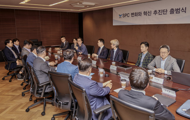 ▲서울 양재동 SPC그룹 본사에서 21일 열린 '변화와 혁신 추진단' 출범식에서 송영수(첫째줄 왼쪽 세번째) 파리크라상 노조위원장이 발언하고 있다. (사진제공=SPC그룹)