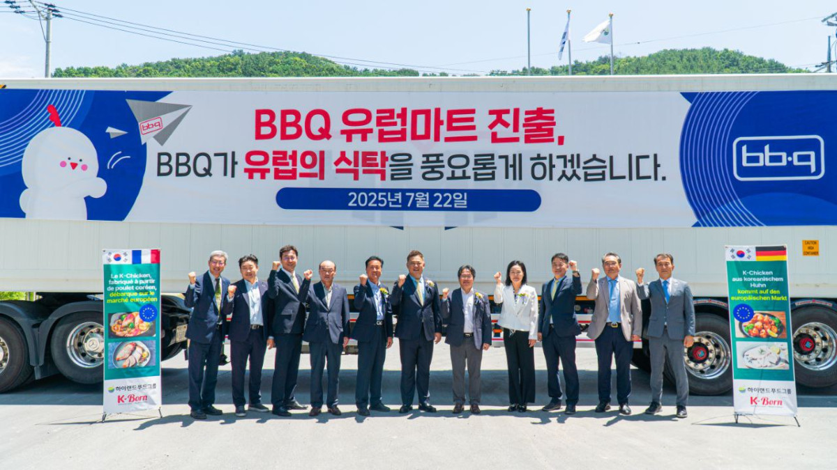 ▲22일 BBQ가 하이랜드푸드그룹과 손잡고, 유럽 지역을 대상으로 국내산 닭의 가슴살과 안심살로 만든 간편식 제품의 첫 수출을 개시하며, 하이랜드이노베이션 창원 소재 복합제조물류센터에서 검역 봉인식 및 선적 기념식을 가졌다. (사진제공=제너시스BBQ그룹)
