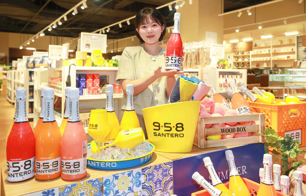 ▲ 22일 경기 성남시 현대백화점 판교점 지하1층에 위치한 ‘이탈리’ 매장에서 직원이 이탈리아 스파클링 와인 ‘958 산테로’를 소개하고 있다. (사진제공=현대백화점)