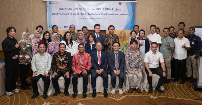 ▲심병섭 LX공사 공간정보본부장(왼쪽앞줄 네 번째) 등이 16일 인도네시아 자카르타에서 열린 ‘인도네시아 입체 공간정보 시범사업 착수보고회’에 참석해 기념 촬영을 하고 있다. (사진제공=LX한국국토정보공사)