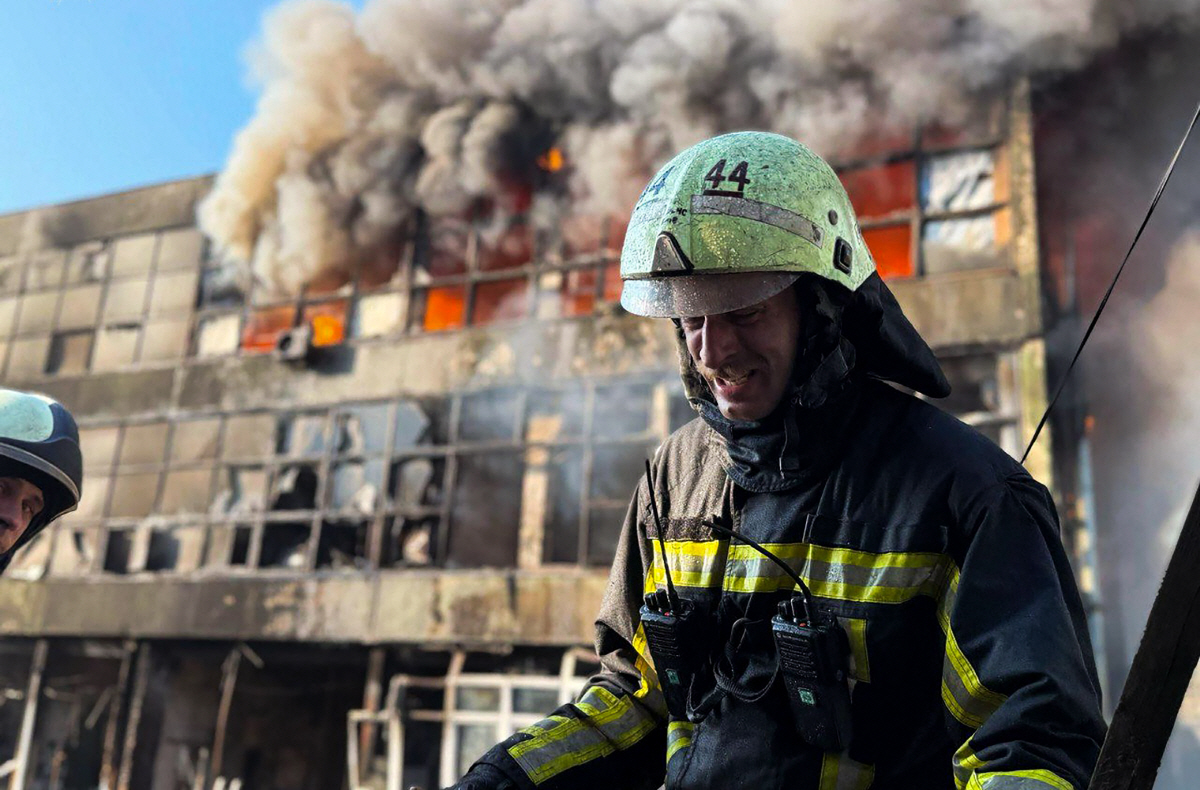 ▲우크라이나 키이우에서 10일(현지시간) 소방관이 러시아 미사일 공격을 받은 화재 현장을 살피고 있다. 키이우/UPI연합뉴스