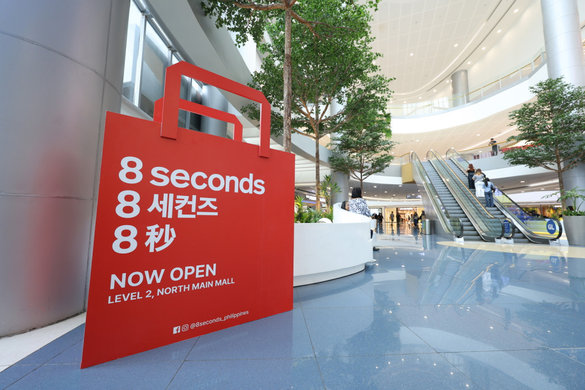 ▲에잇세컨즈가 입점한 필리핀 마닐라 SM 몰 오브 아시아에 한국어로 입간판이 세워져 있다. (사진제공=삼성물산)