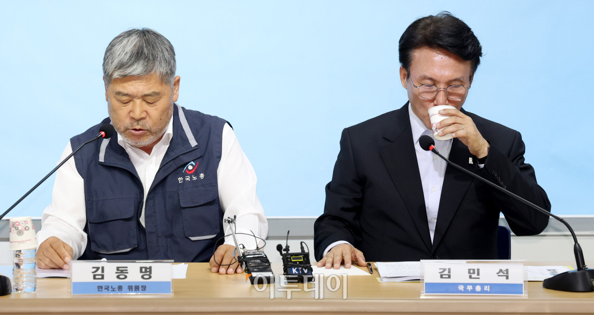 ▲김민석 국무총리가 22일 서울 영등포구 한국노동조합총연맹에서 열린 간담회에서 김동명 한국노총 위원장의 인사말을 듣으며 물을 마시고 있다. 청사사진기자단