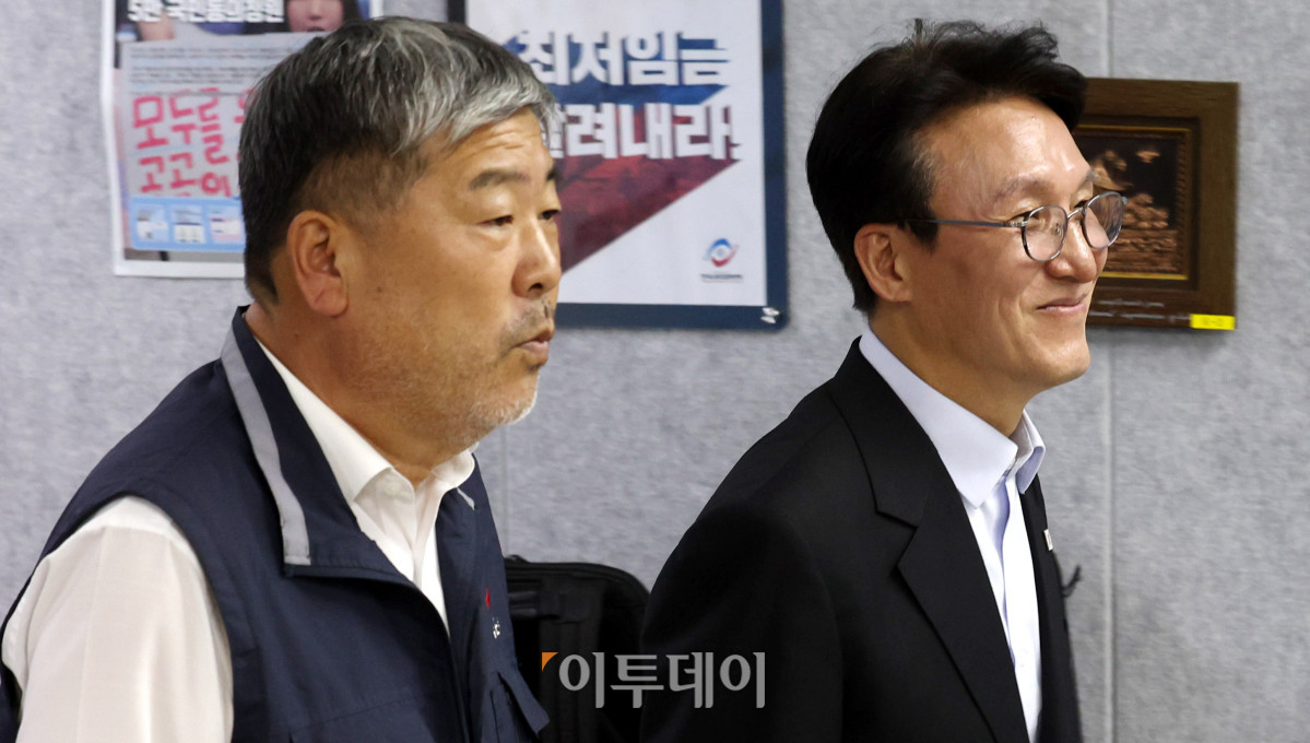 ▲김민석 국무총리가 22일 서울 영등포구 한국노동조합총연맹에서 열린 간담회에 김동명 한국노총 위원장과 함께 입장하고 있다. 청사사진기자단