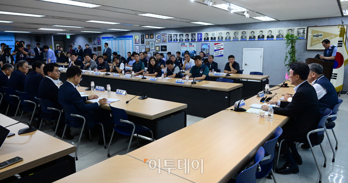 ▲김민석 국무총리가 22일 서울 영등포구 한국노총에서 열린 간담회에서 모두발언을 하고 있다. 청사사진기자단