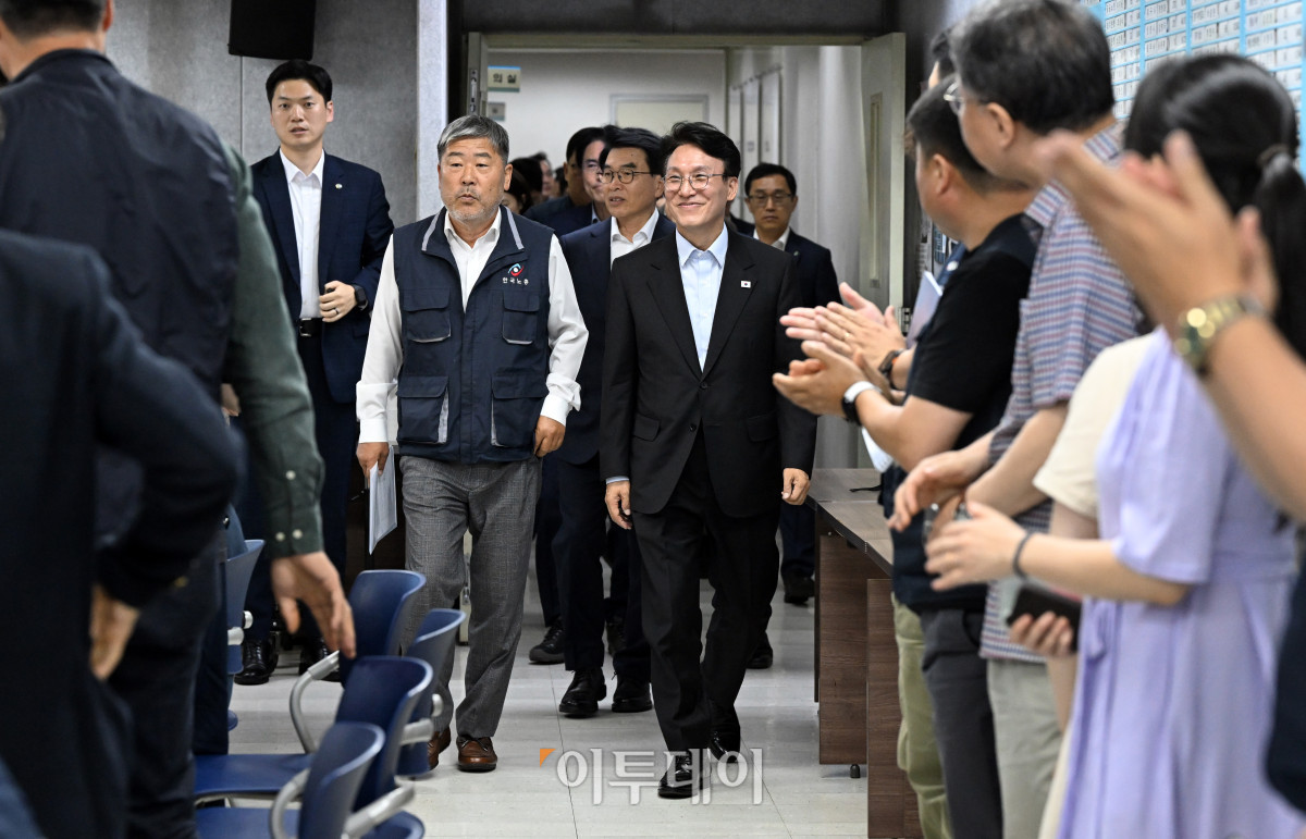 ▲김민석 국무총리가 22일 서울 영등포구 한국노총을 방문해 김동명 한국노총 위원장과 간담회장으로 이동하고 있다. 청사사진기자단