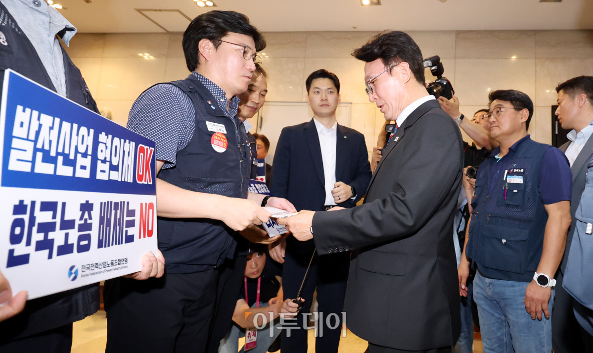 ▲김민석 국무총리가 22일 서울 영등포구 한국노총을 방문해 한전KPS노조로부터 발전산업 협의체 참여보장 요구서를 건네받고 있다. 청사사진기자단단