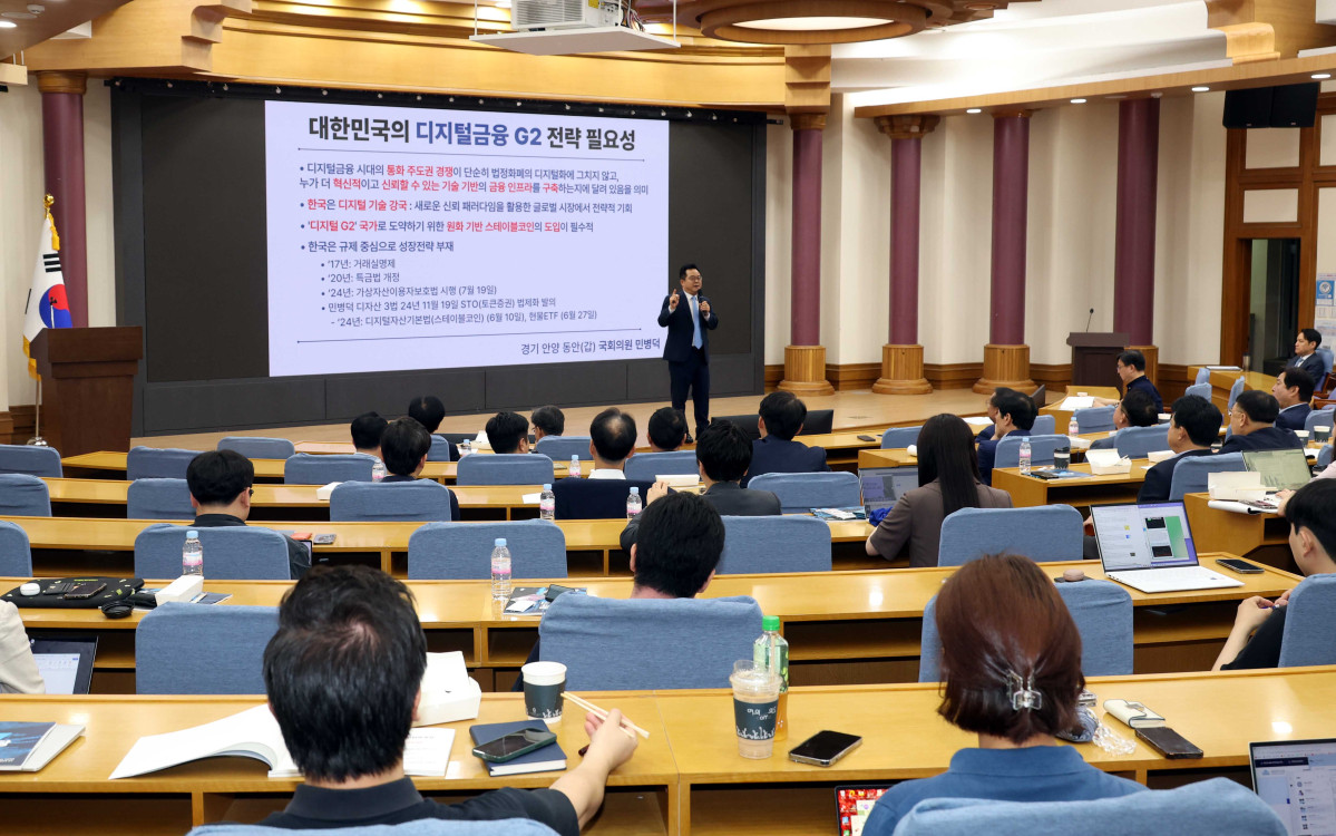 ▲민병덕 더불어민주당 의원이 22일 오전 서울 여의도 국회 의원회관 소회의실에서 열린 ‘경제는 민주당, 코스피 5000시대 실현을 위해 민주당이 할 일 금융편'에서 원화스테이블코인과 글로벌 디지털 금융 G2 전략에 대해 발표하고 있다. (사진=뉴시스)