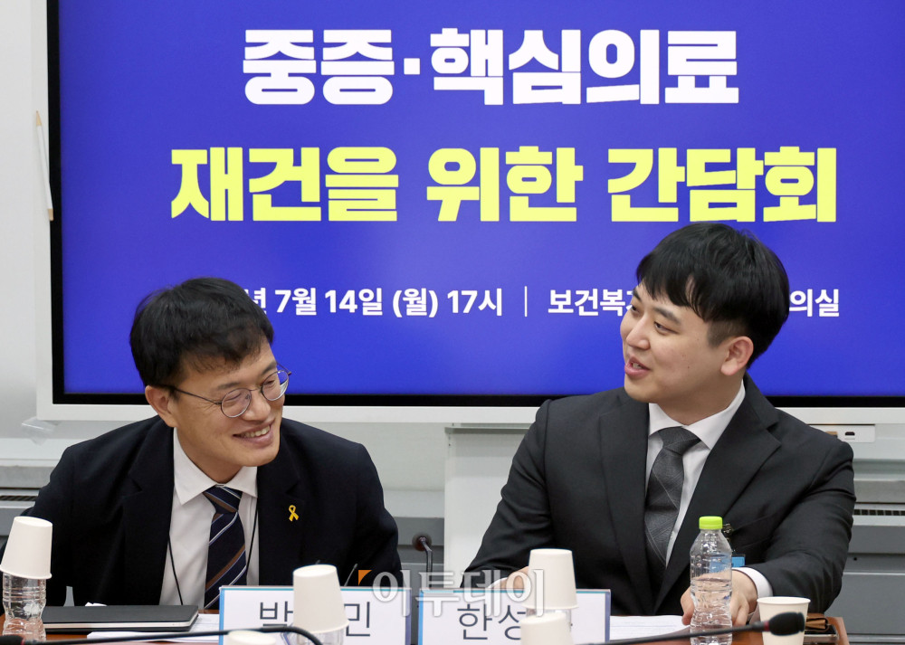 ▲박주민 국회 보건복지위원장과 한성존 대한전공의협의회 비상대책위원장이 14일 서울 여의도 국회 보건복지위원회 소회의실에서 열린 중증 핵심의료 재건을 위한 간담회에 앞서 대화를 하고 있다. 조현호 기자 hyunho@ (이투데이DB)