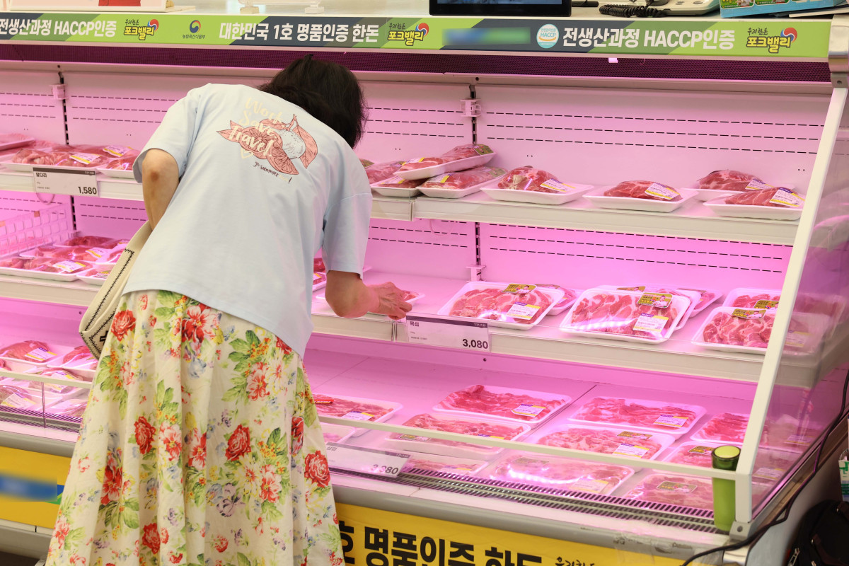 ▲생산자물가가 석 달 만에 상승했다. 주로 농림수산품이 올라 최근 폭우·폭염 영향과 더불어 밥상물가를 밀어올릴 가능성이 우려된다. 22일 한국은행에 따르면 6월 생산자물가지수는 119.77로 전월(119.64) 대비 0.1% 상승했다. 생산자물가는 지난 2~3월 강보합 수준을 나타내다 4월(-0.2%), 5월(-0.4%) 하락한 이후 3개월 만에 상승세로 돌아섰다. 특히 농림수산품 상승률이 전월 대비 0.6%로 높게 나타났다. 구체적으로 배추(31.1%), 돼지고기(9.5%), 달걀(4.4%), 쌀(3.4%) 등의 품목이 높은 상승률을 기록했다. 이날 서울의 한 대형마트에 돼지고기가 진열돼 있다. 신태현 기자 holjjak@